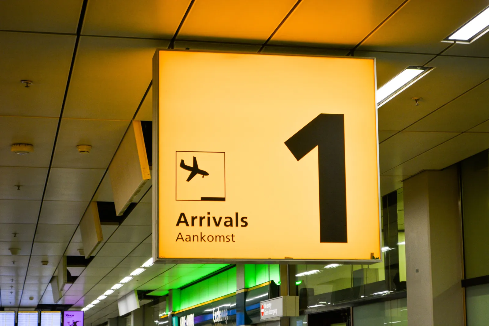 שלט צהוב עם הכיתוב Arrivals ומספר 1 באולם הנכנסים